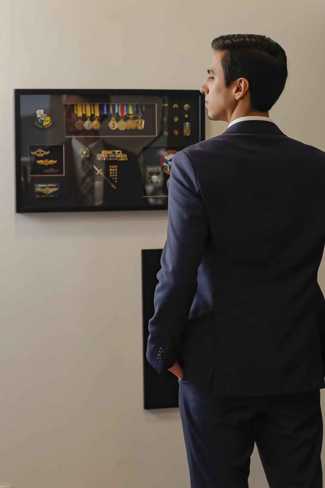 George Brito observando um quadro em ambiente institucional